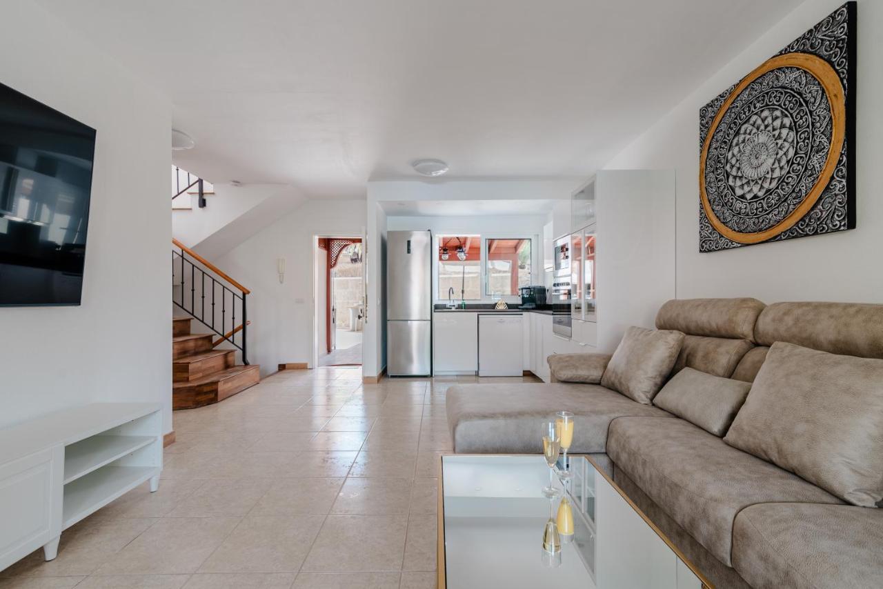 Comfortable 4-Bedroom Villa With Private Gardens Costa Adeje  Buitenkant foto