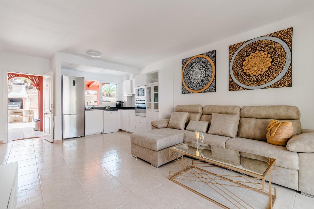 Comfortable 4-Bedroom Villa With Private Gardens Costa Adeje  Buitenkant foto