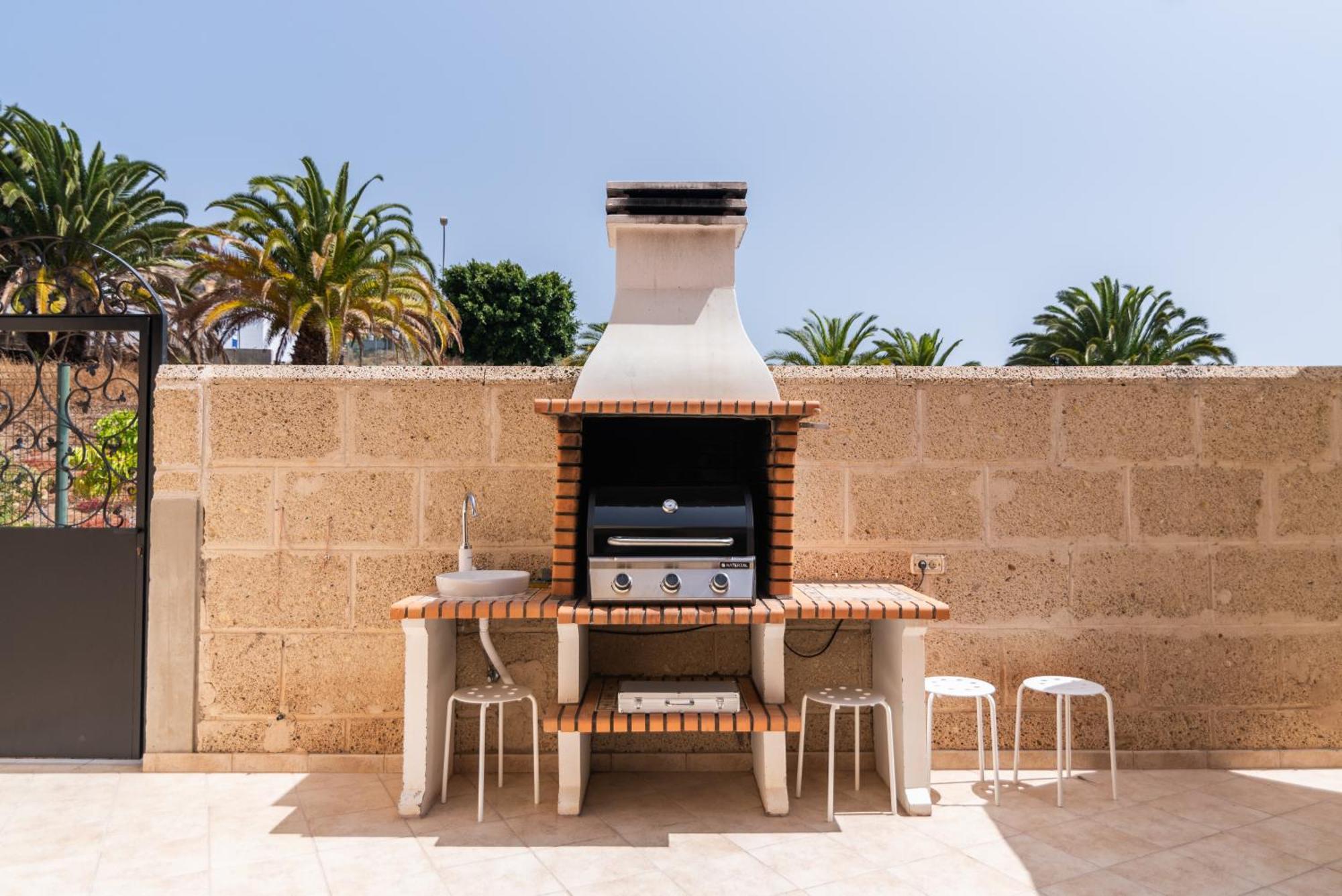 Comfortable 4-Bedroom Villa With Private Gardens Costa Adeje  Buitenkant foto