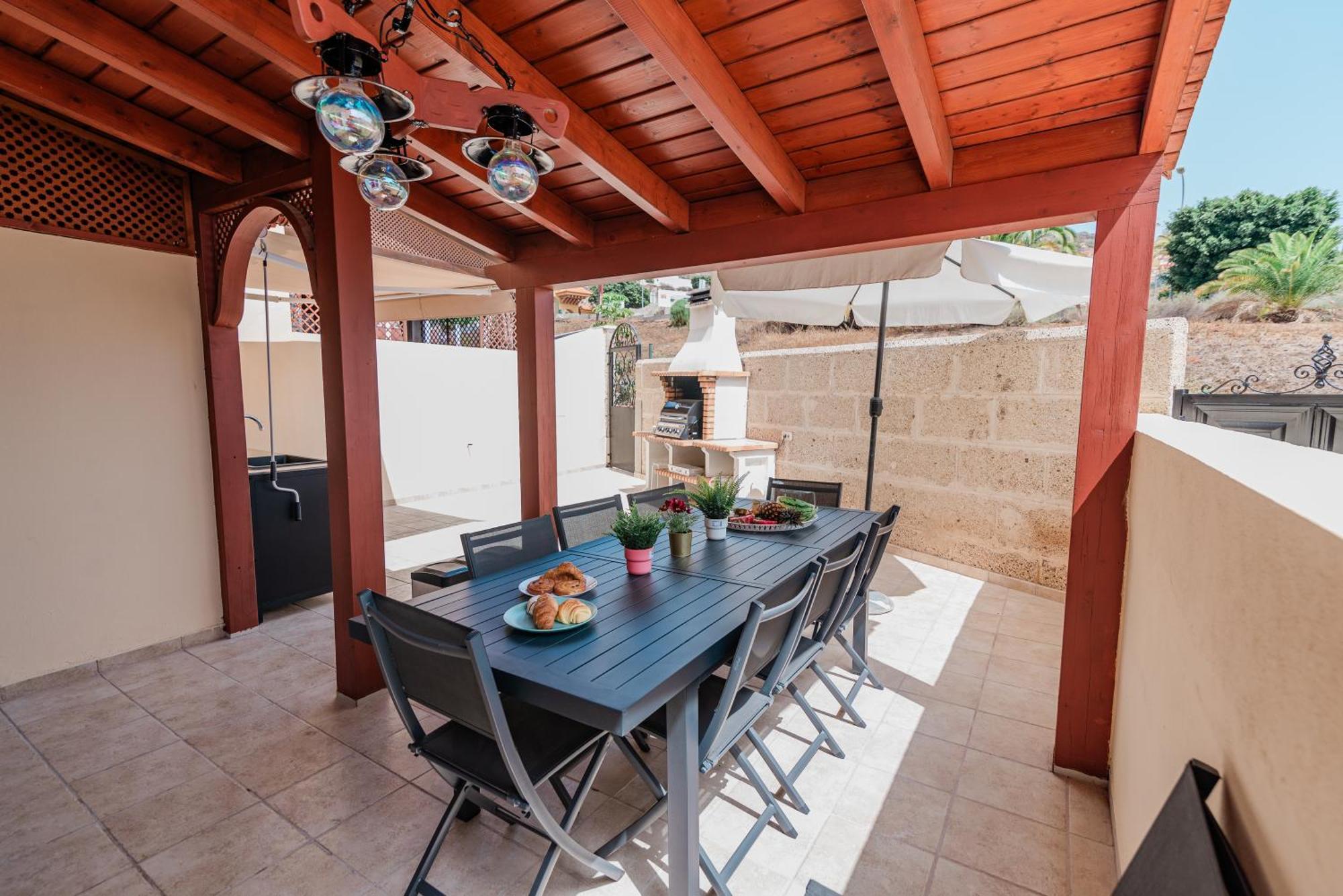 Comfortable 4-Bedroom Villa With Private Gardens Costa Adeje  Buitenkant foto